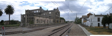 Relación de la antigua fábrica con el municipio de Peñaflor a través de la red ferroviaria. Imagen de Ezequiel Ríos Jiménez